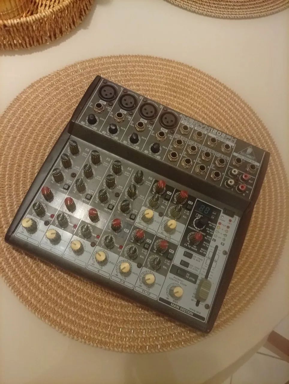 Mesa de som BERINGUER
