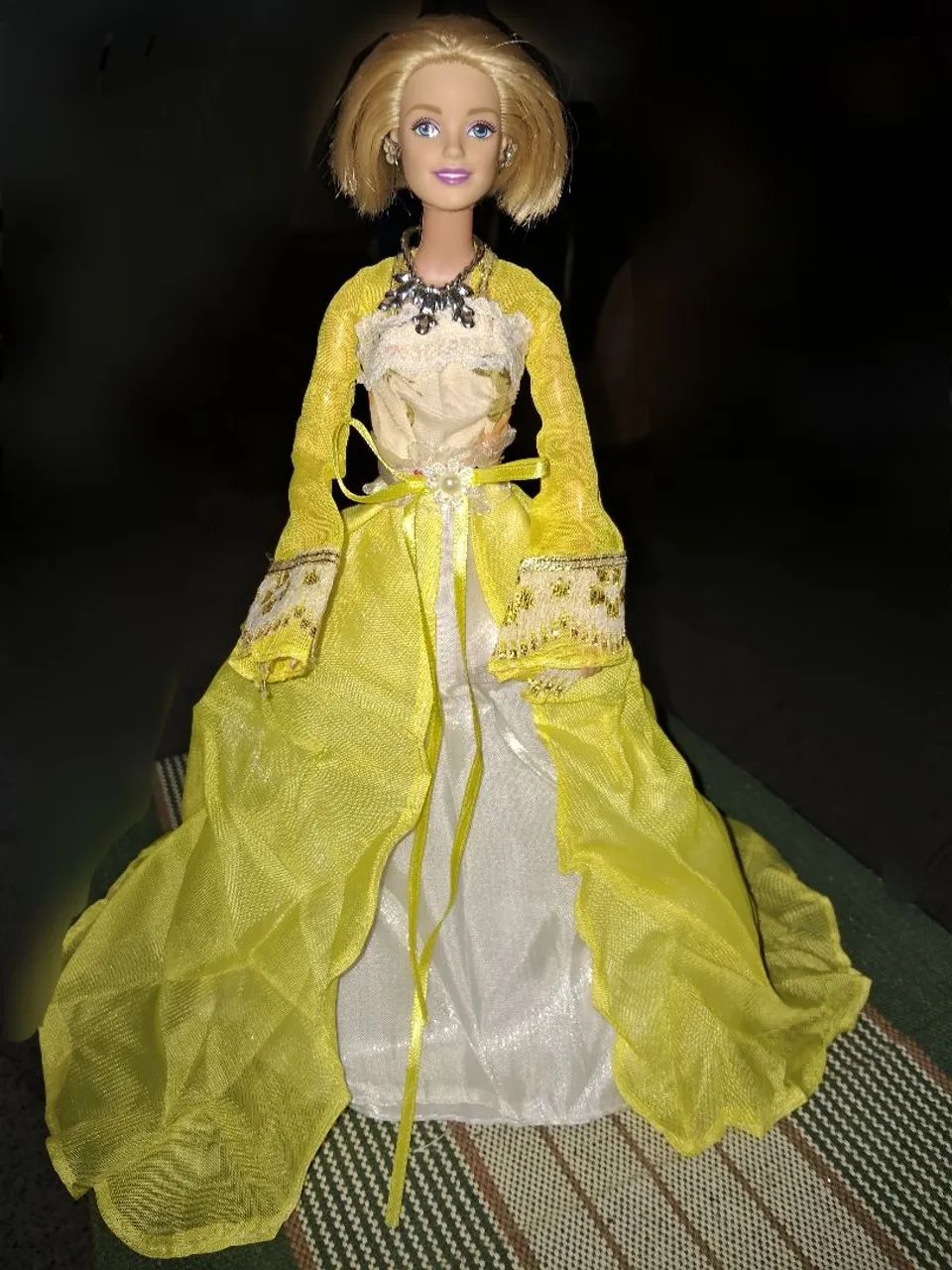 Barbie princesa Oriental amarela - Foto 2