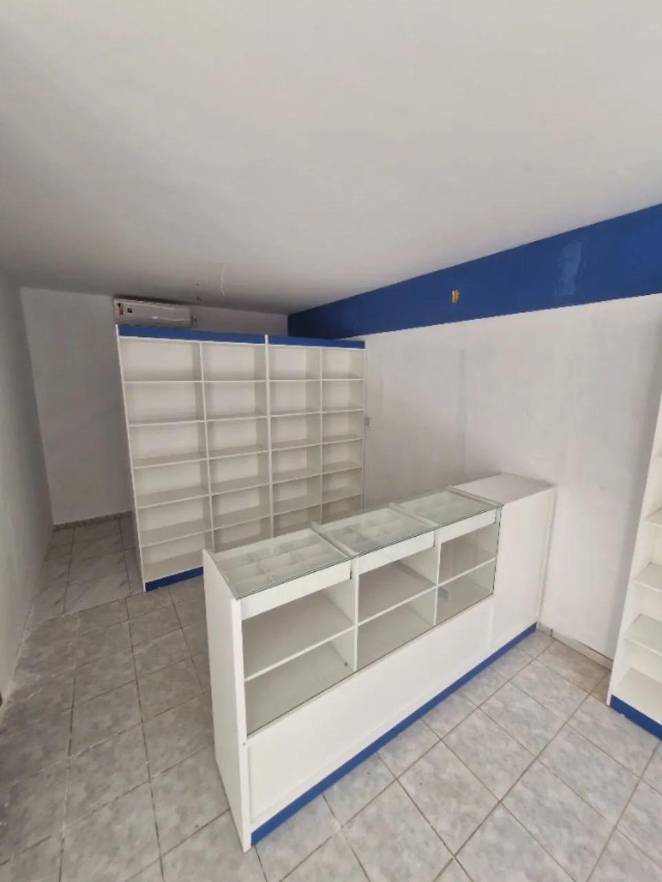 Balcão de atendimento e prateleiras de Drogaria  - Foto 5