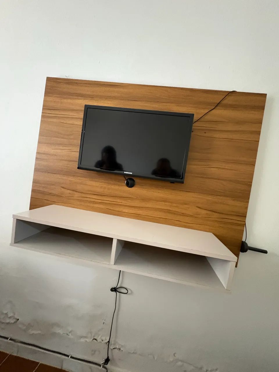 Painel para TV com Rack Suspenso - Amadeirado e Branco