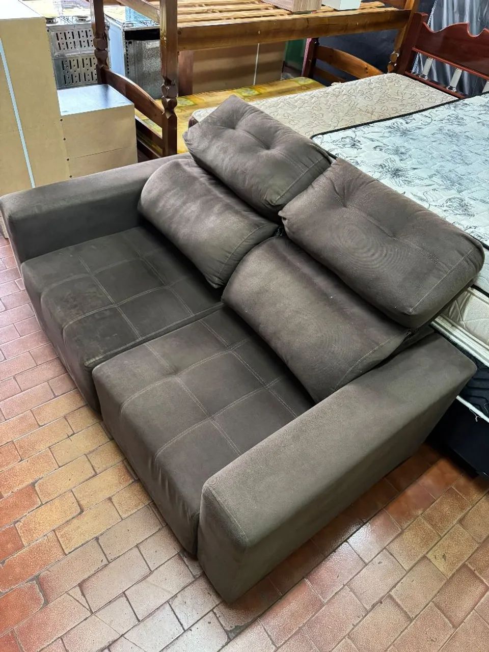 Vendo sofá retrátil e reclinável marrom  - Foto 3