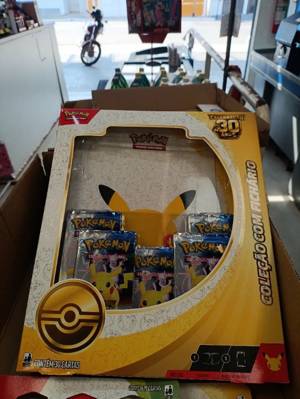 Box Pokémon 30 anos com fichário
