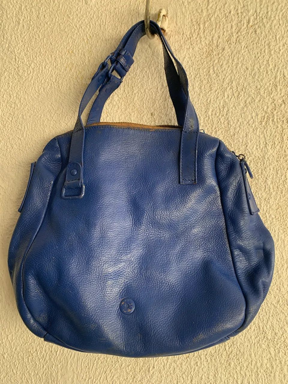 Bolsa de couro legítimo reformada e pintada ma s em bom estado  - Foto 2