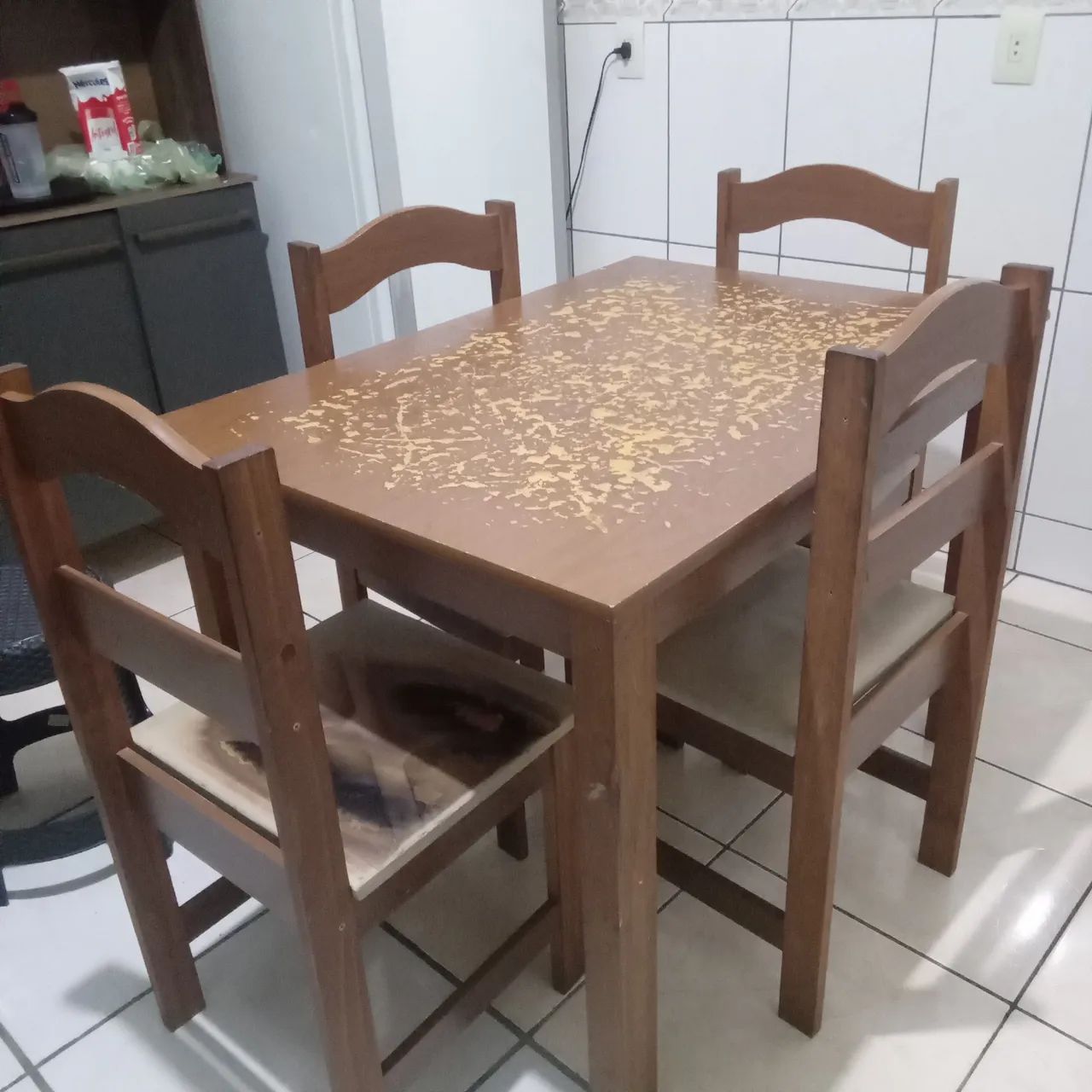 Mesa com 4 cadeiras 