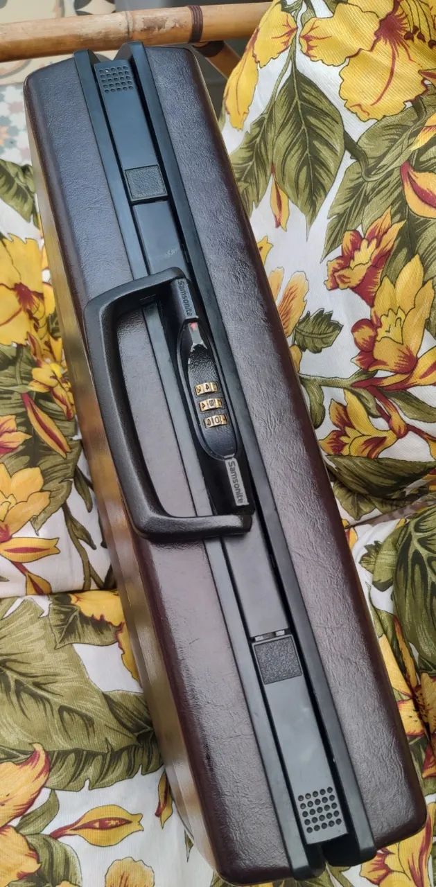 Maleta 007 executiva Samsonite marron, possui travas com segredo númerico - Foto 4