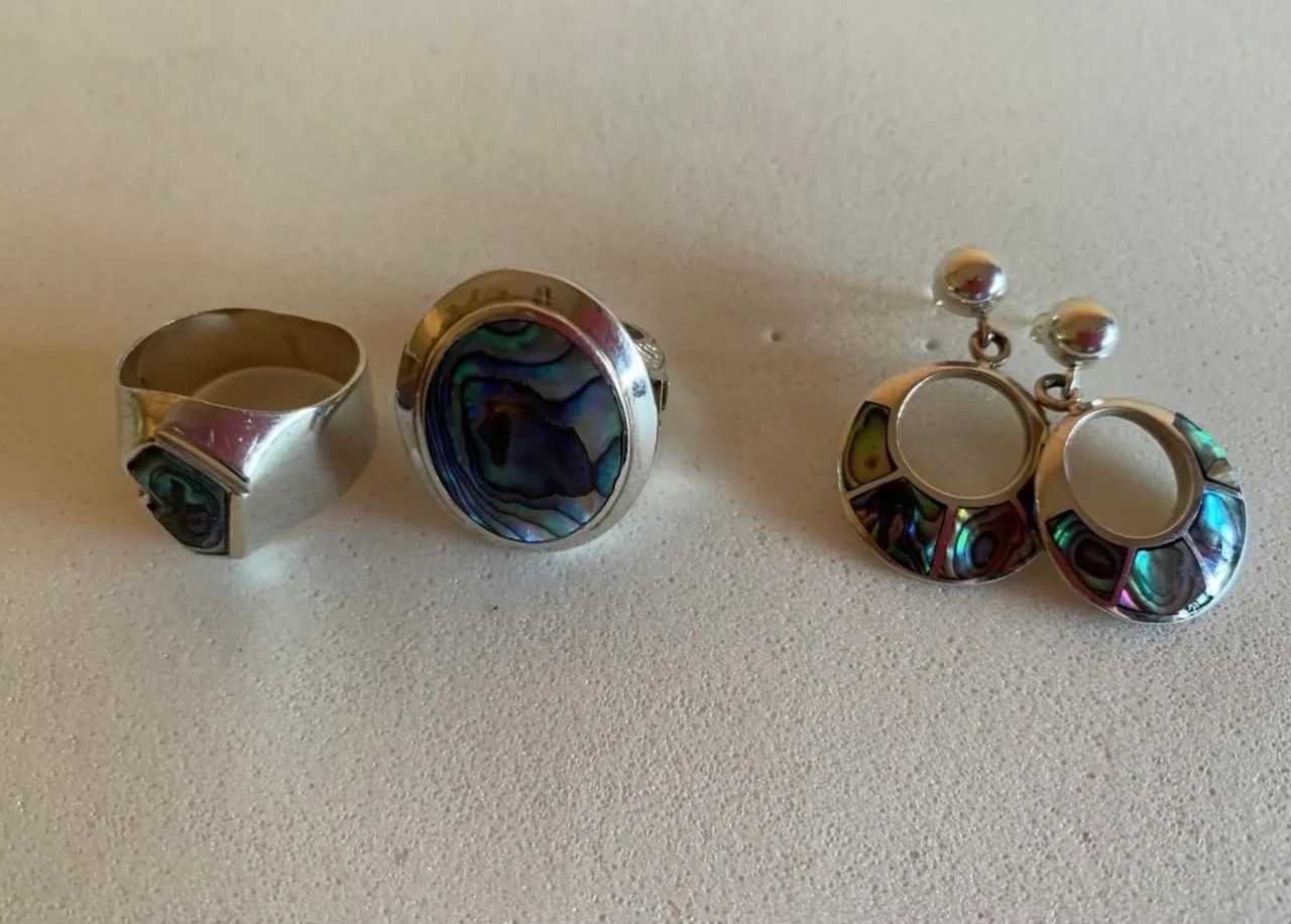 Conjunto de 2 anéis e 1 brinco de prata com madrepérola abalone 