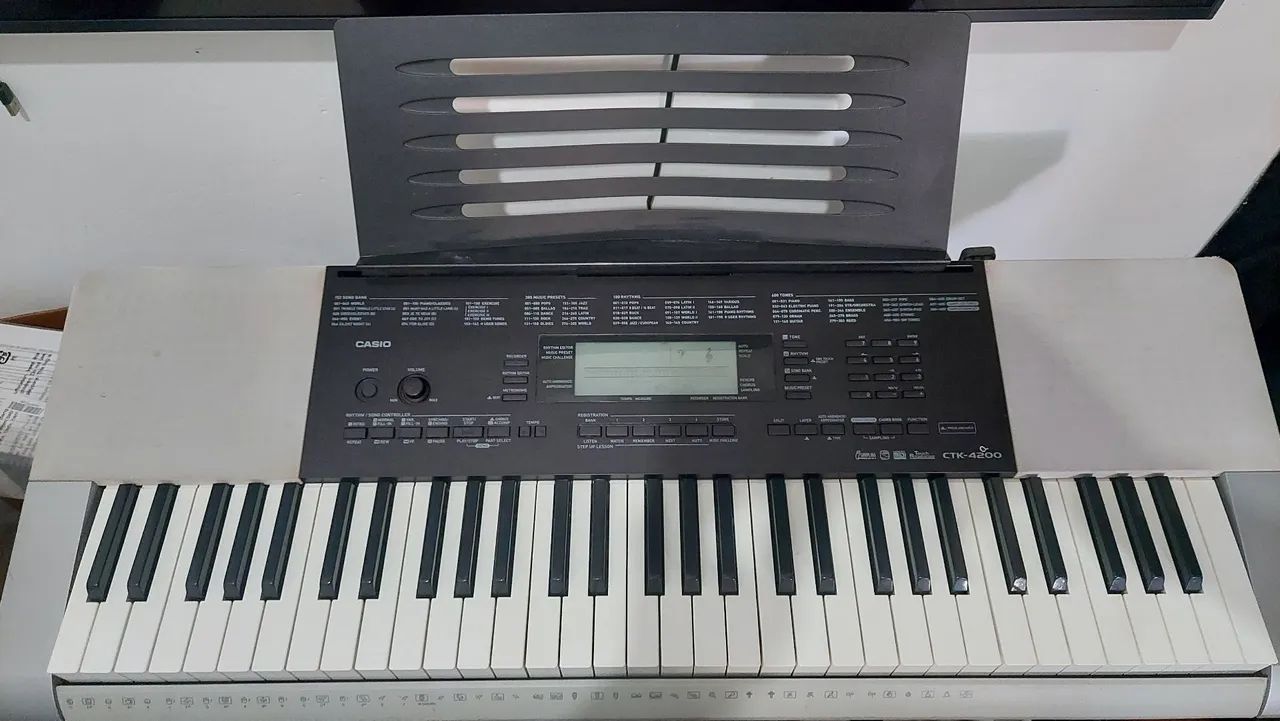 Teclado Casio CTK 4200 - Teclas sensíveis e com suporte