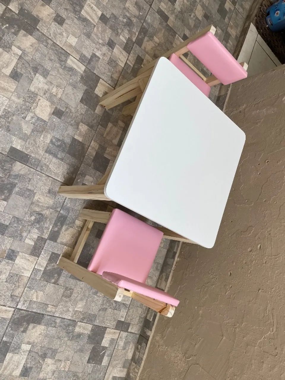 Mesa infantil de baúzinho, e cadeiras estofadas  - Foto 3