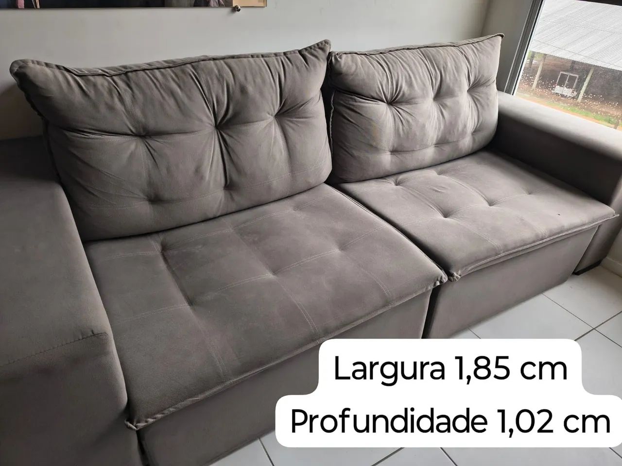 Sofá três lugares 