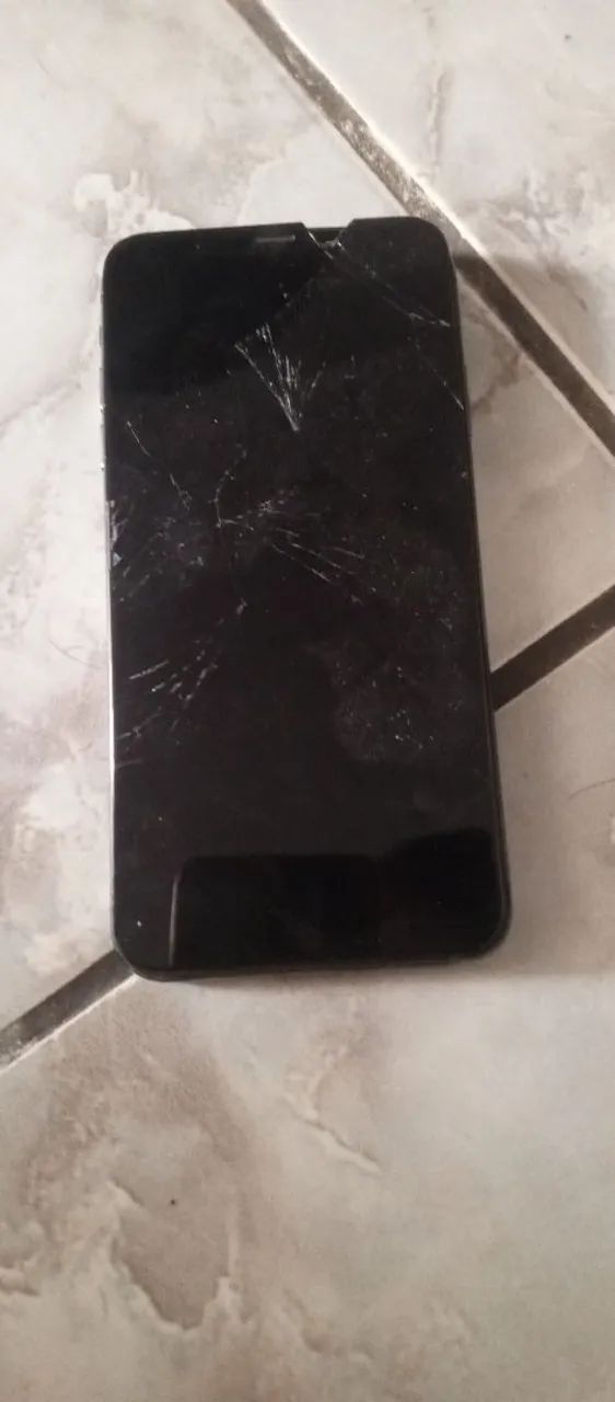 Vende -se iPhone  XS para retirar peças está quebrado e muito caro consertar 