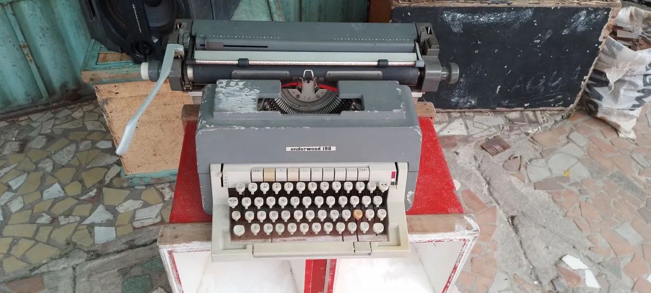 Máquina de datilografia relíquia R$150 - Foto 3