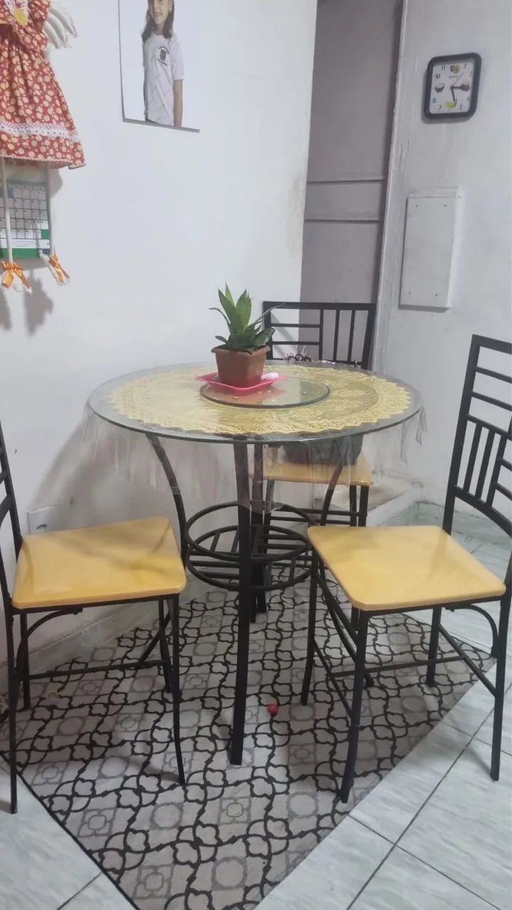 Conjunto mesa e cadeiras