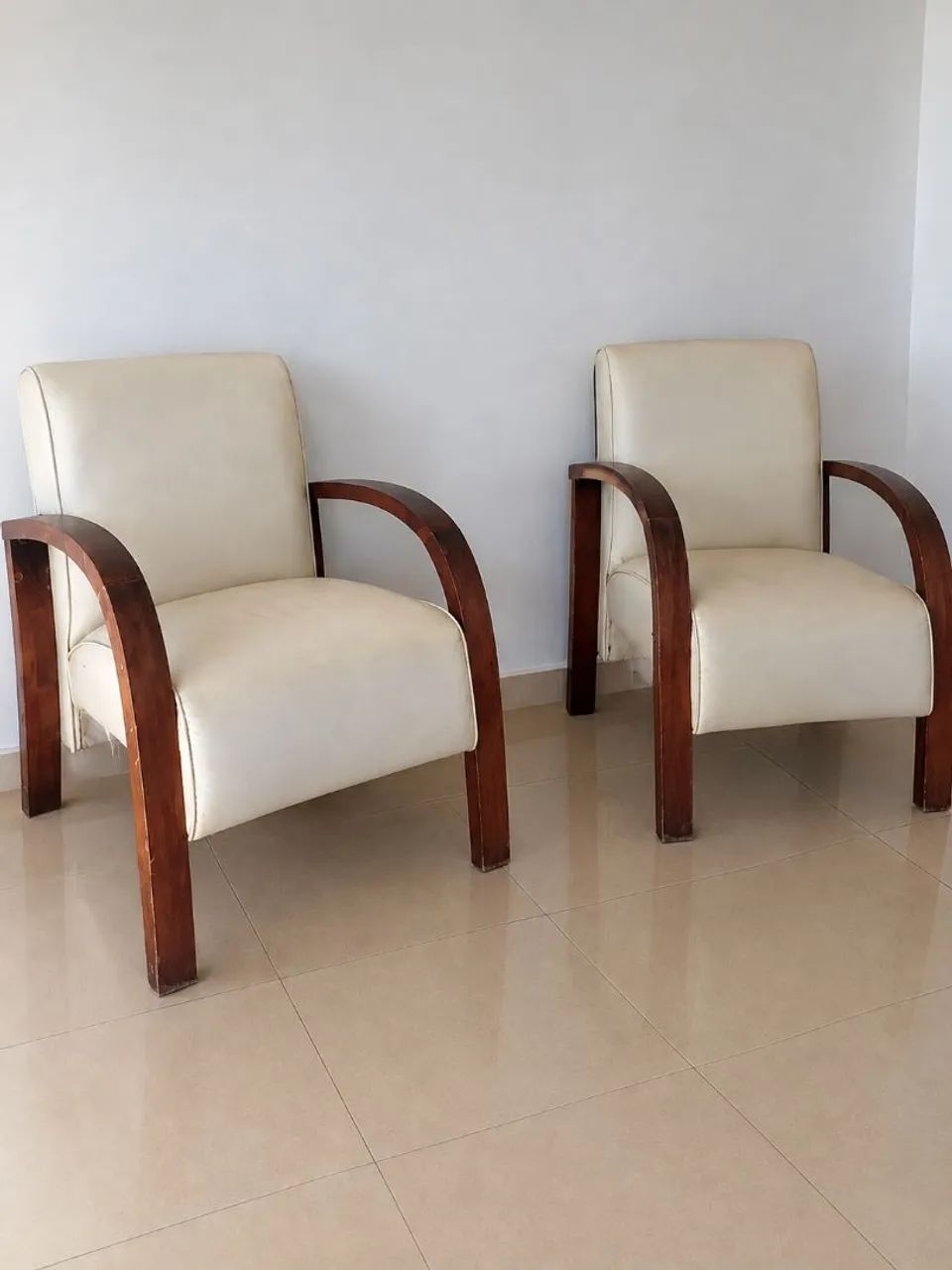 Vende-se par de poltronas de couro!