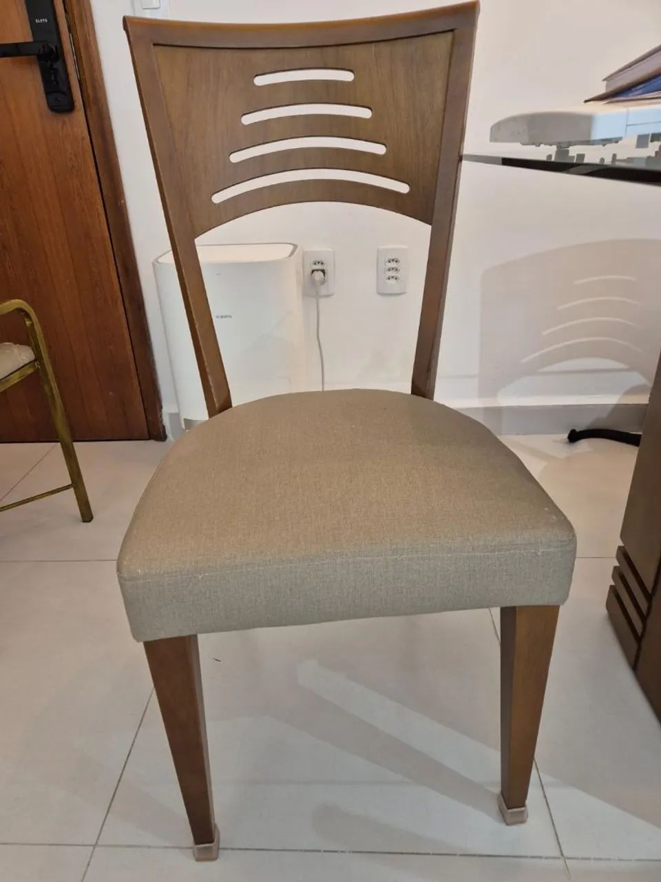 Mesa de jantar com tampo de vidro com 4 cadeiras. - Foto 4