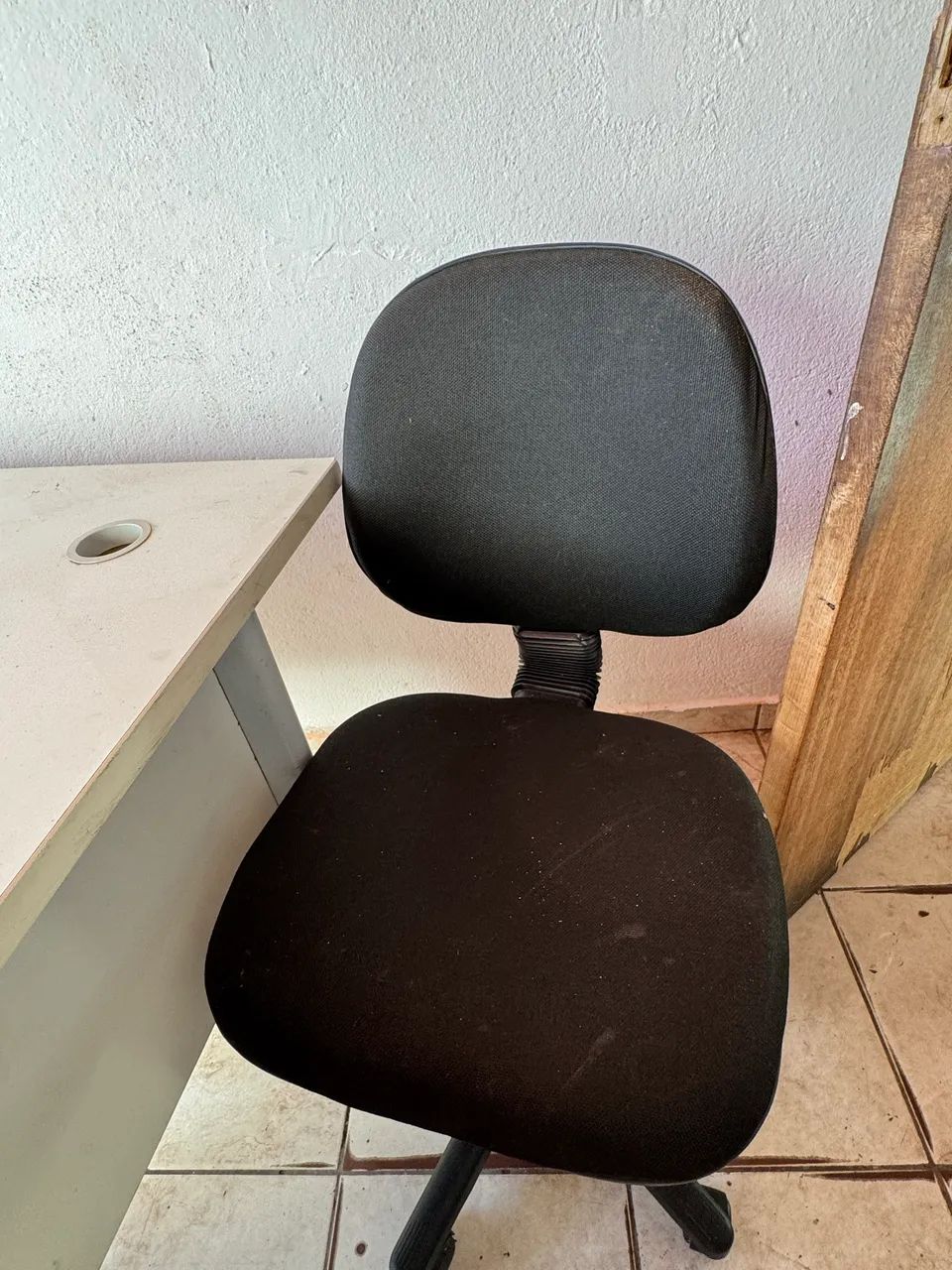 Vendo cadeira de escritório com rodinhas  - Foto 5