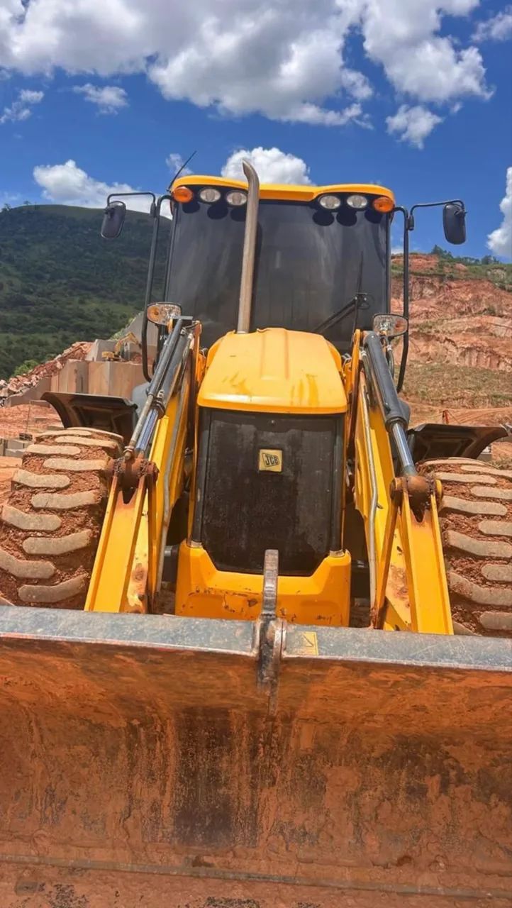 Retroescavadeira JCB 4CX ano 2022, 4x4, com 1.700 horas, ar condicionado, em MG - Foto 3