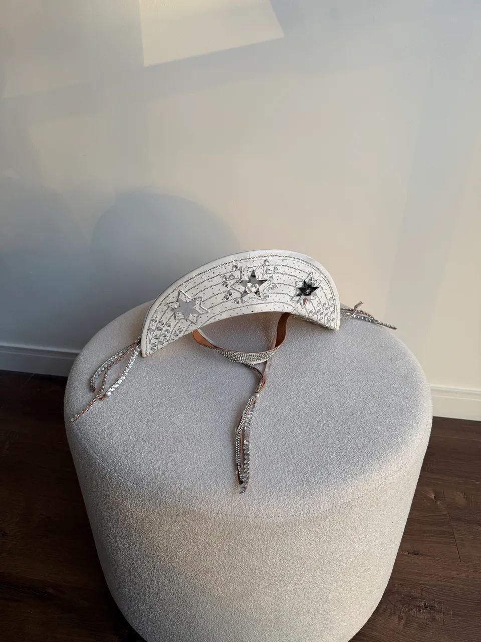 Chapéu de cangaceiro branco com brilhos de strass - Foto 2
