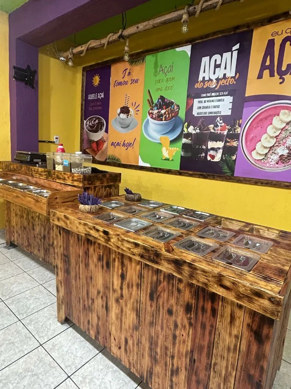 Itens para sorveteria/comércio móveis de madeira, freezer, mesas, cadeiras e outros