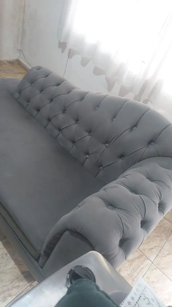 Divã de 3 lugares, modelo capitonê, na cor cinza. Usado em perfeito estado  - Foto 3