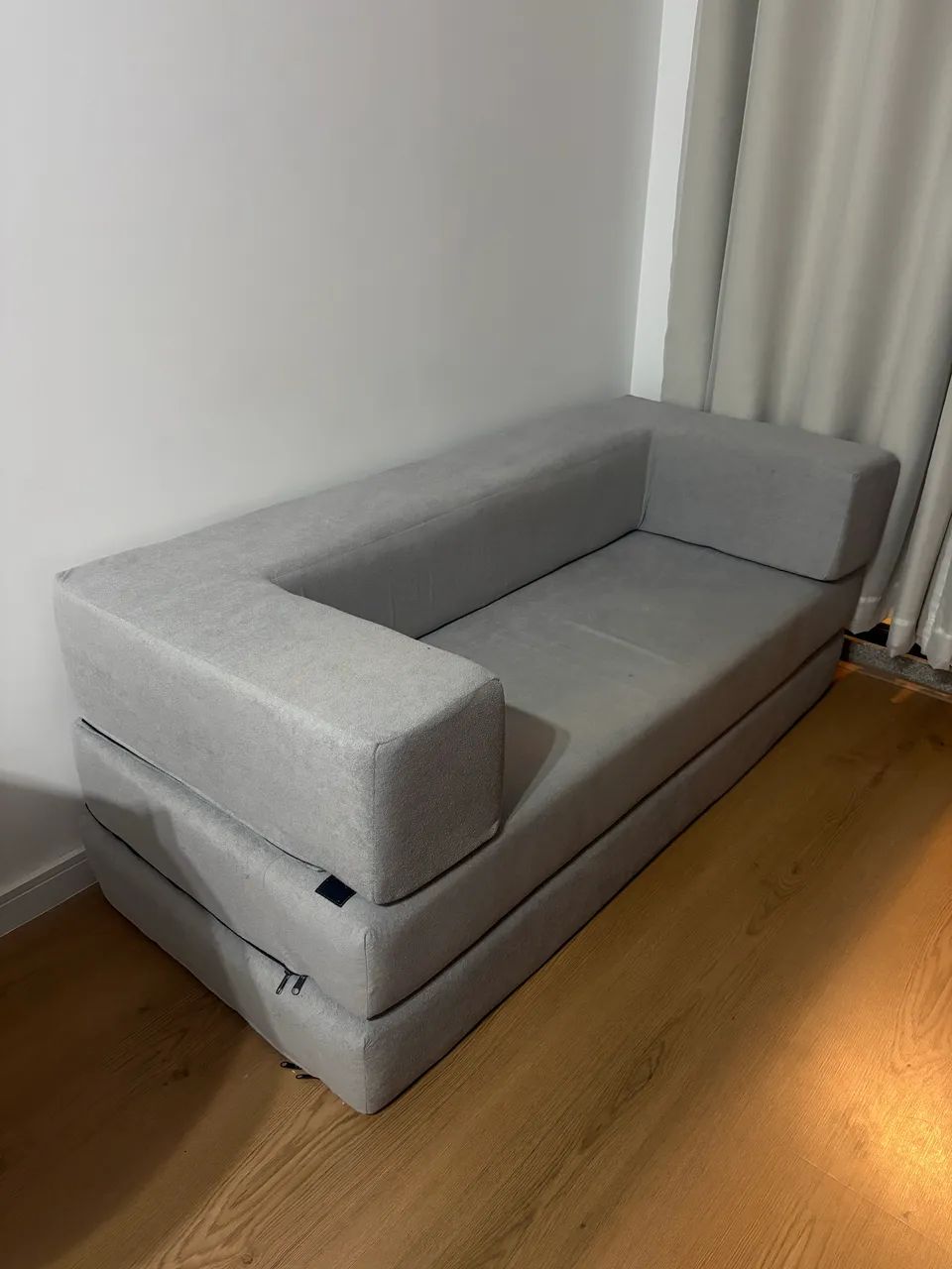 Sofá cama na caixa cinza 