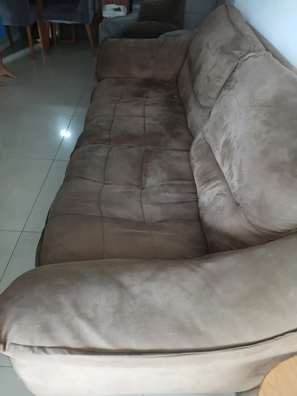 Sofá três lugares, conservado, modelo bonito, ótimo preço! - Foto 4
