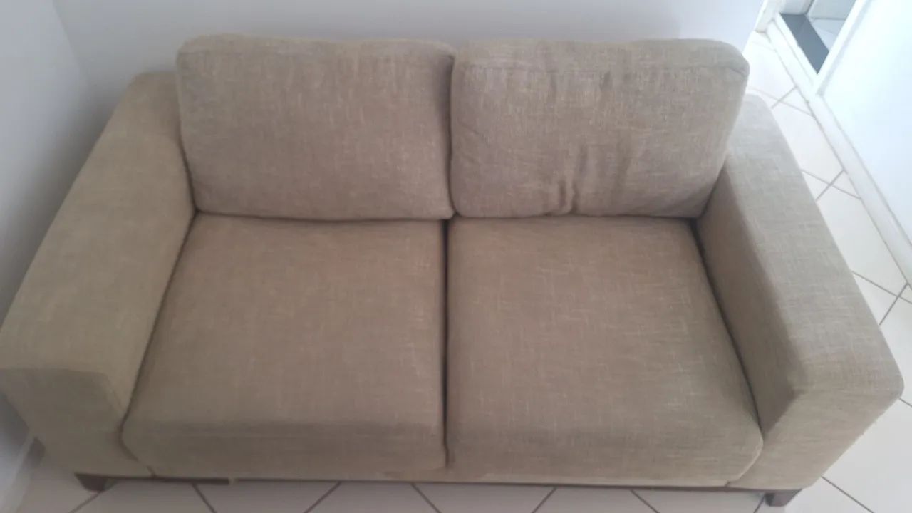 Selling a two-seater sofa.463752754554490881
