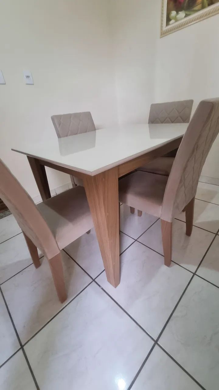 Mesa de jantar amadeirada c/ vidro 4 cadeiras estofadas - Foto 2