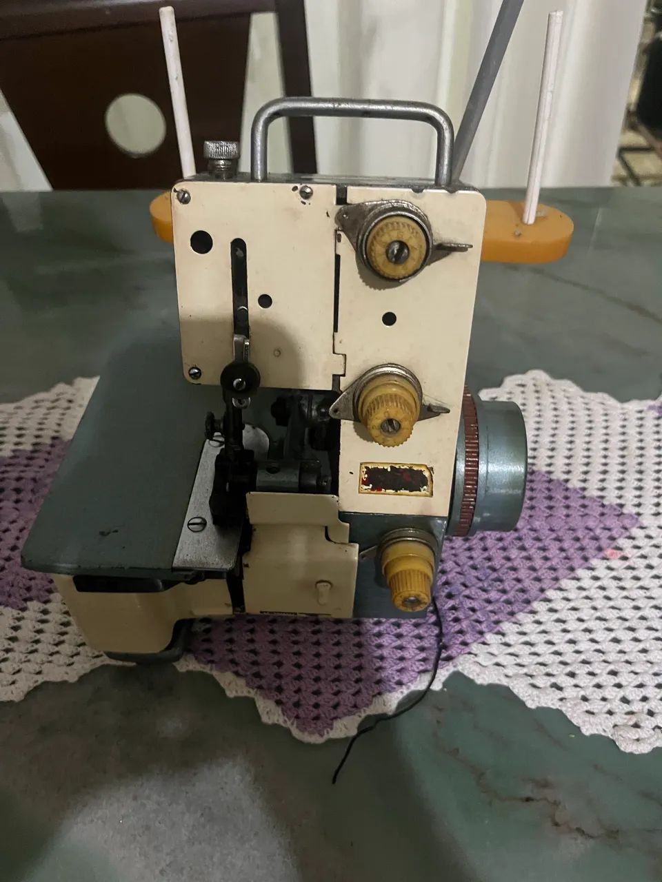 Máquina de overloque funcionando 