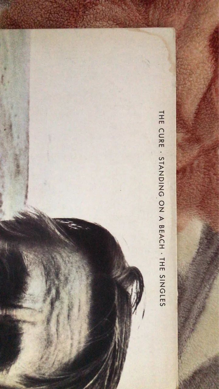 LP vinil  The Cure.    STANDING ON A SEACH  THE SINGLES  - Foto 2