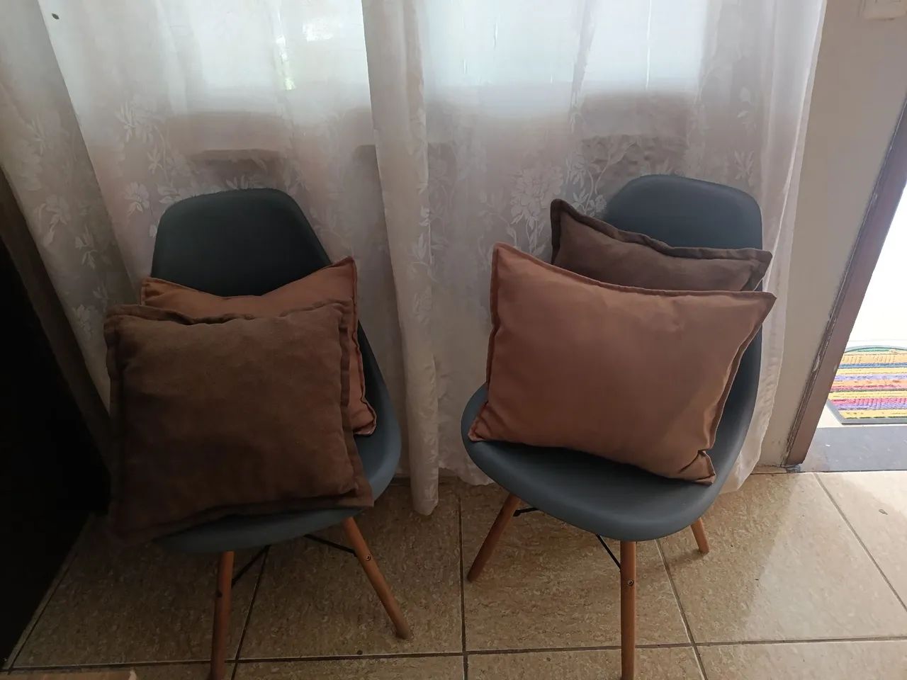Conjunto de 2 cadeiras estilo Eiffel semi novas  - Foto 2