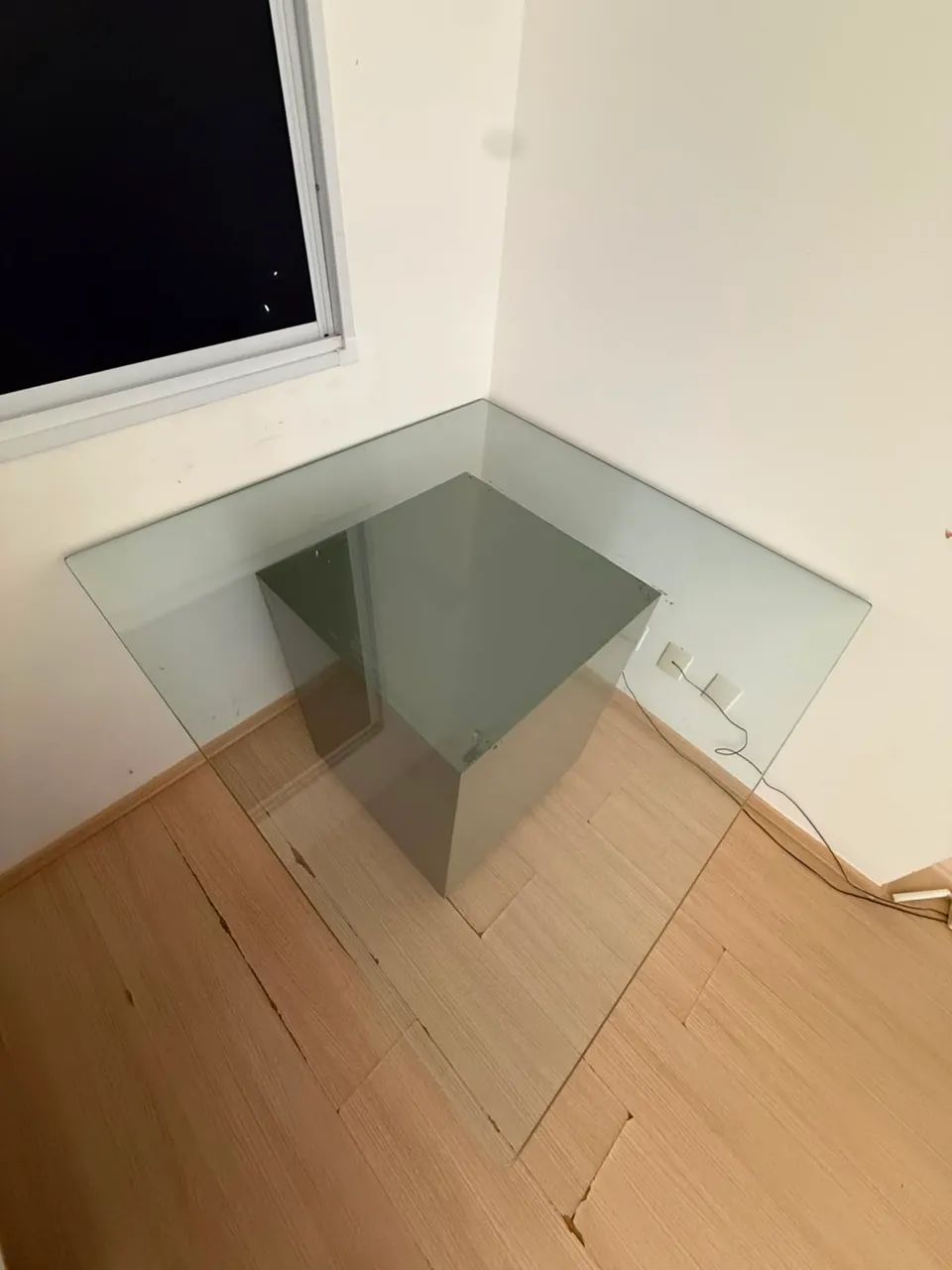 Mesa de Jantar 110 x 110cm em vidro temperado com base de madeira - Foto 2