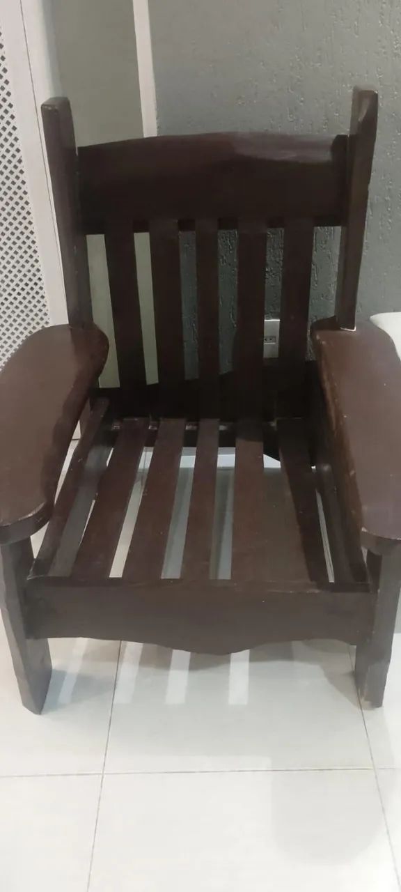 2 poltronas de madeira macica c/ almofada de couro branco - Foto 3