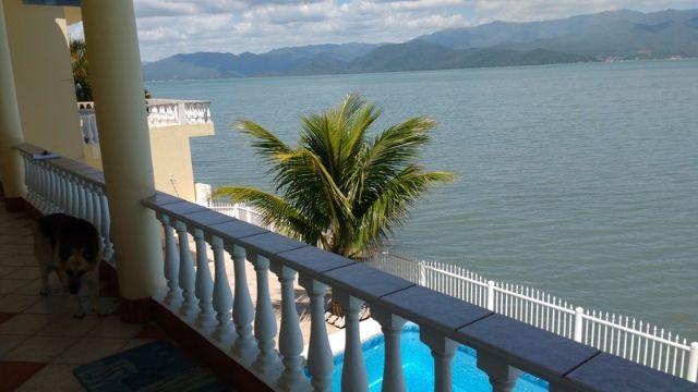 Linda casa na beira mar, pé na água, piscina, lancha, etc,em Florianópolis - Foto 3