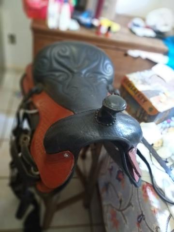 Vende-se sela americana com manta