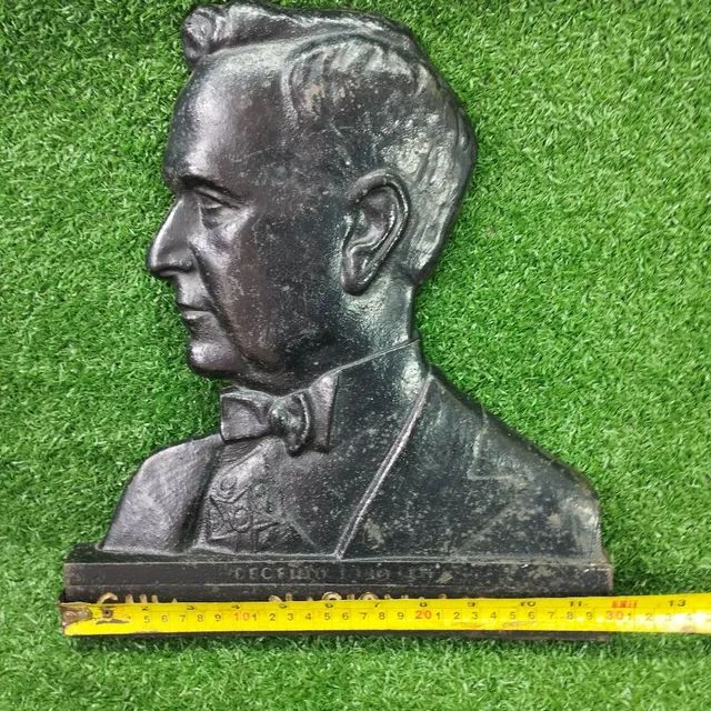 Antiga placa de ferro fundido de Getúlio Vargas decada de 40