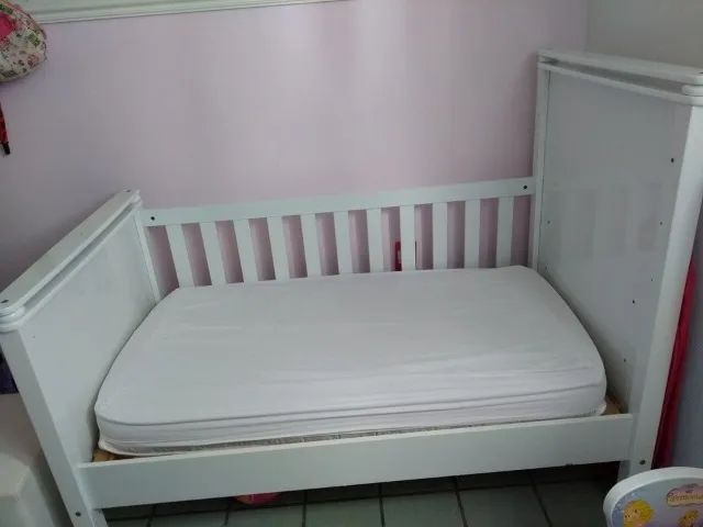 Berço Americano 2 em 1 Baby com colchão.