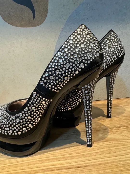 Sapato de salto meia pata todo cravejado de cristais  - Foto 6