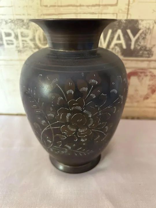 Vaso indiano de metal, com gravuras de flores e passaros.