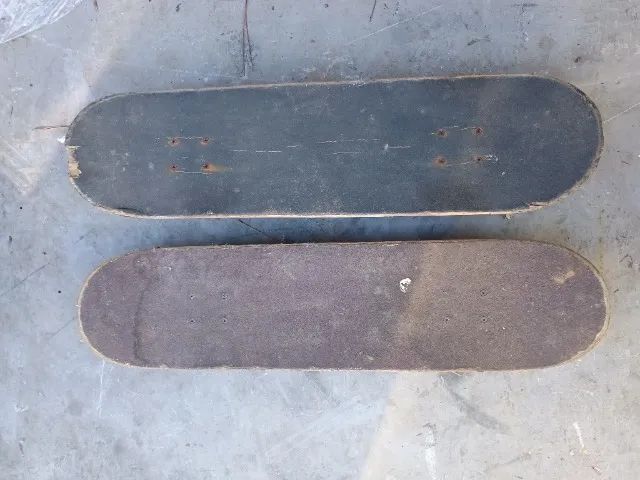 Dois skates conforme fotos