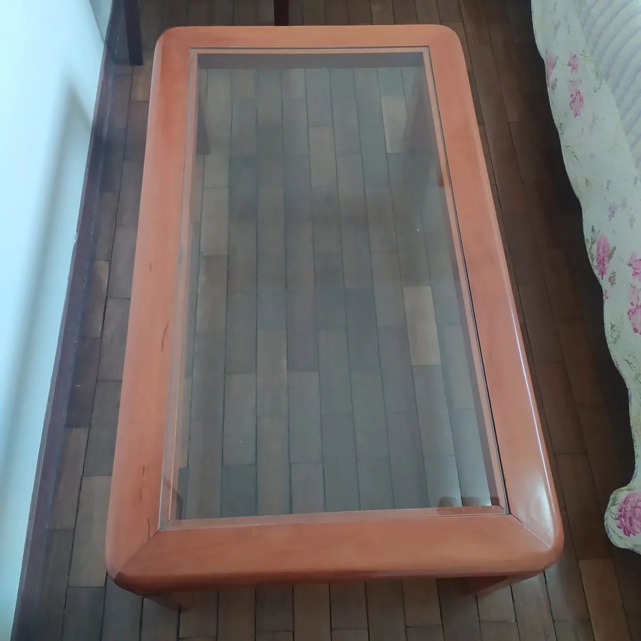 Mesa de centro de madeira com tampo de vidro - Foto 4