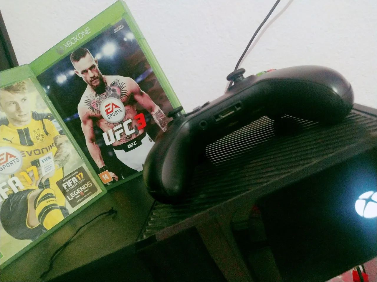 Xbox One / Com UFC 3 e FIFA 17 - Foto 3