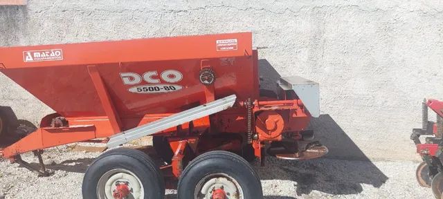 Distribuidor De Calcario 5500 Kg c/Pneus e Esteira Dupla- Usado