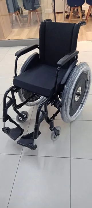 Cadeira de rodas em alumínio desmontável.  - Foto 2