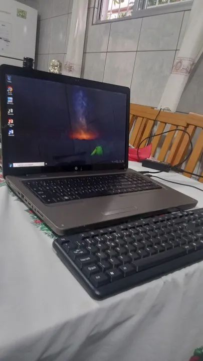Notebook HP com ssd 240gb, 6gb memória, tela 17" polegadas, carregador, teclado USB.