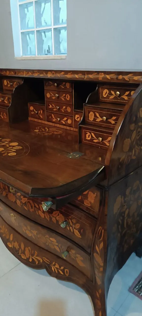 Escrivaninha antiga de madeira com detalhes em marchetaria