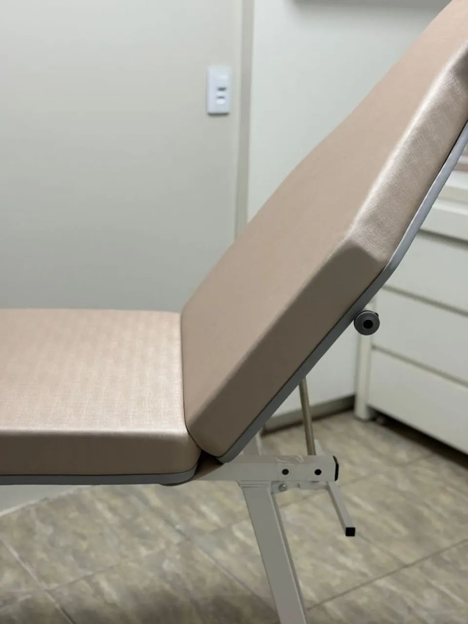 Maca de Estética de Luxo com Mocho - Sofisticação e Conforto para seu Espaço! - Foto 5