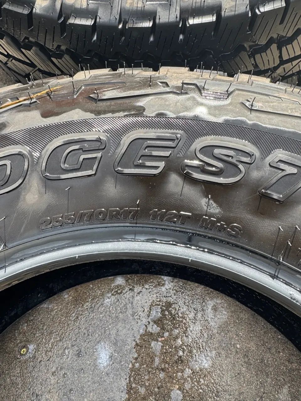 4 pneus Bridgestone 255/70/17 novo - Foto 3