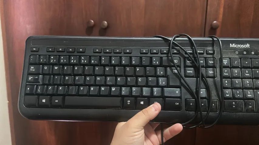 Teclados de vários modelos e marcas