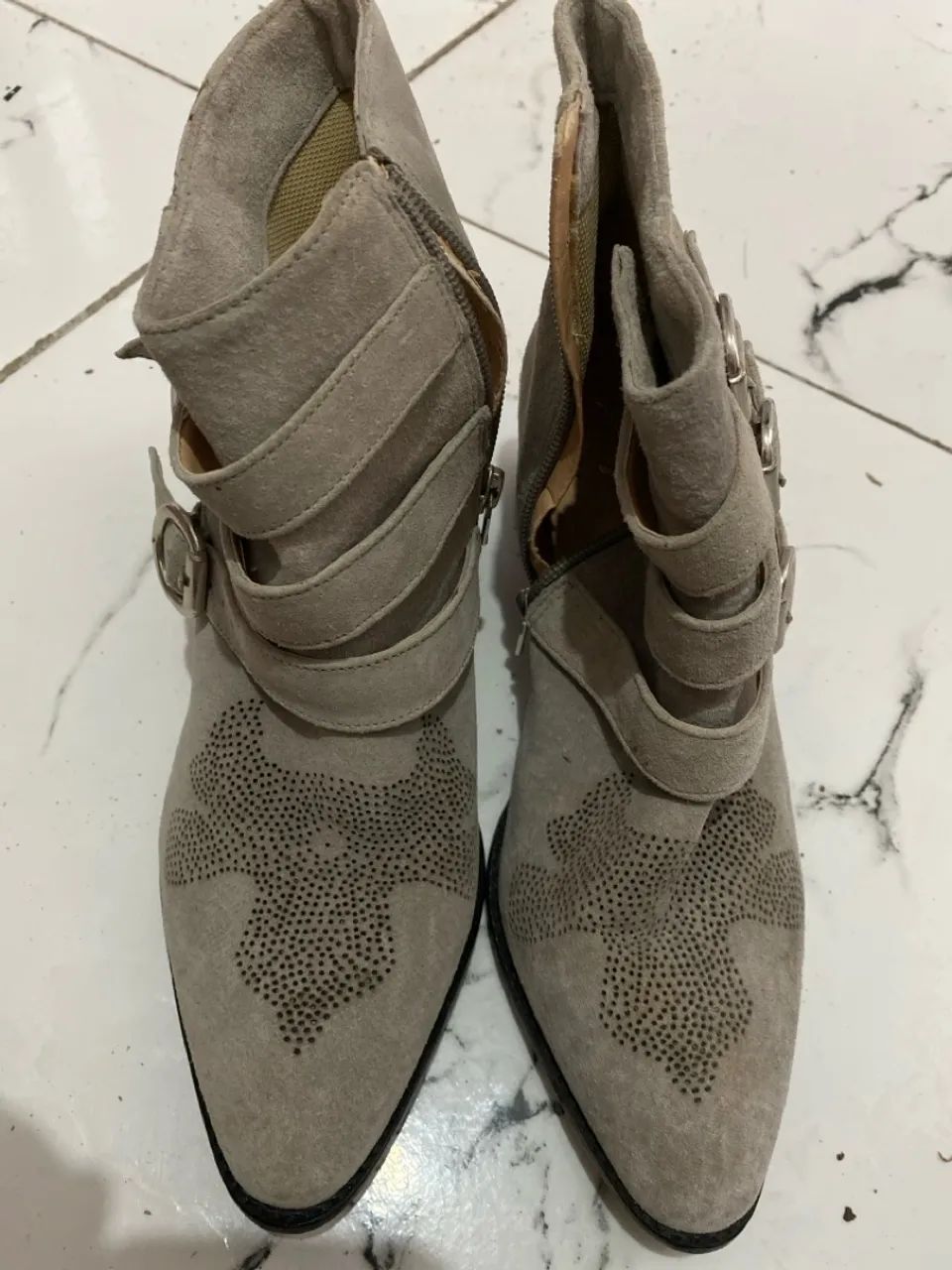 Botas de camurça cinzas com detalhes