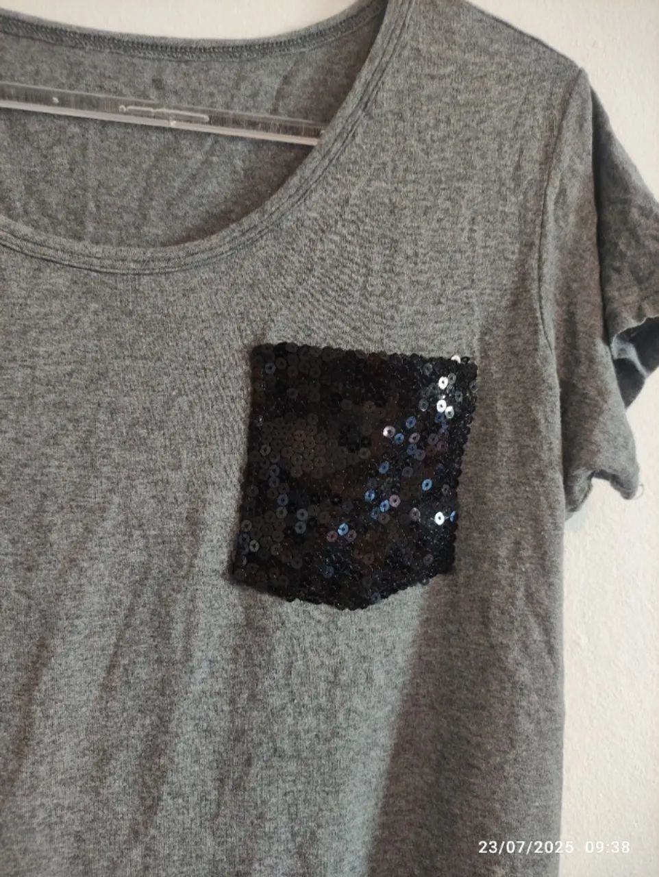 Camiseta Grafite Bolso Paetê - Foto 3